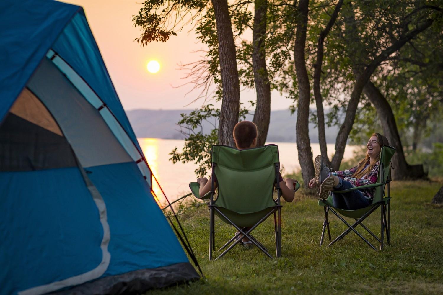 Houdt u meer van de tent? U kunt er zelf eentje meenemen, maar u kunt ook prima ter plaatse een leuke safaritent of tipi huren.
Wij, van GoCanada, hebben elke model <a href="https://www.gocanada.nl/camperreizen/campertypes">camper</a> wel geprobeerd en kunnen alle voor- en nadelen zo oprakelen. Meer weten over <a href="https://www.gocanada.nl/over-canada/campings">campings</a>? Moet ik deze reserveren? Wat is een Provincial Campground? Mag ik op een gravel road rijden naar die verborgen parel bij die warmwaterbron? We hebben veel campings zelf geprobeerd en vertellen graag uit eigen ervaring. We hebben zelfs een campingboekje met ‘hand picked’ <a href="https://www.gocanada.nl/over-canada/campings/rustic-campgrounds">rustieke campings</a> waar we zelf ook graag staan.
