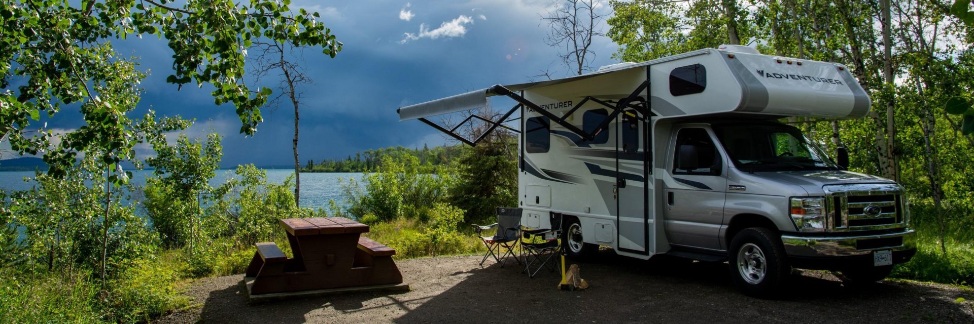 C-Medium Fraserway camper op campsite.