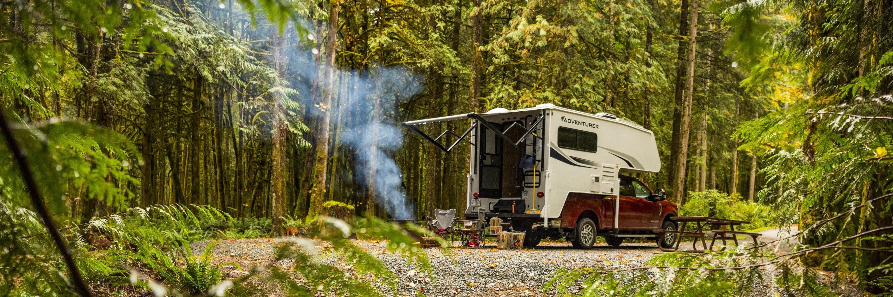Truck camper met vuurtje banner