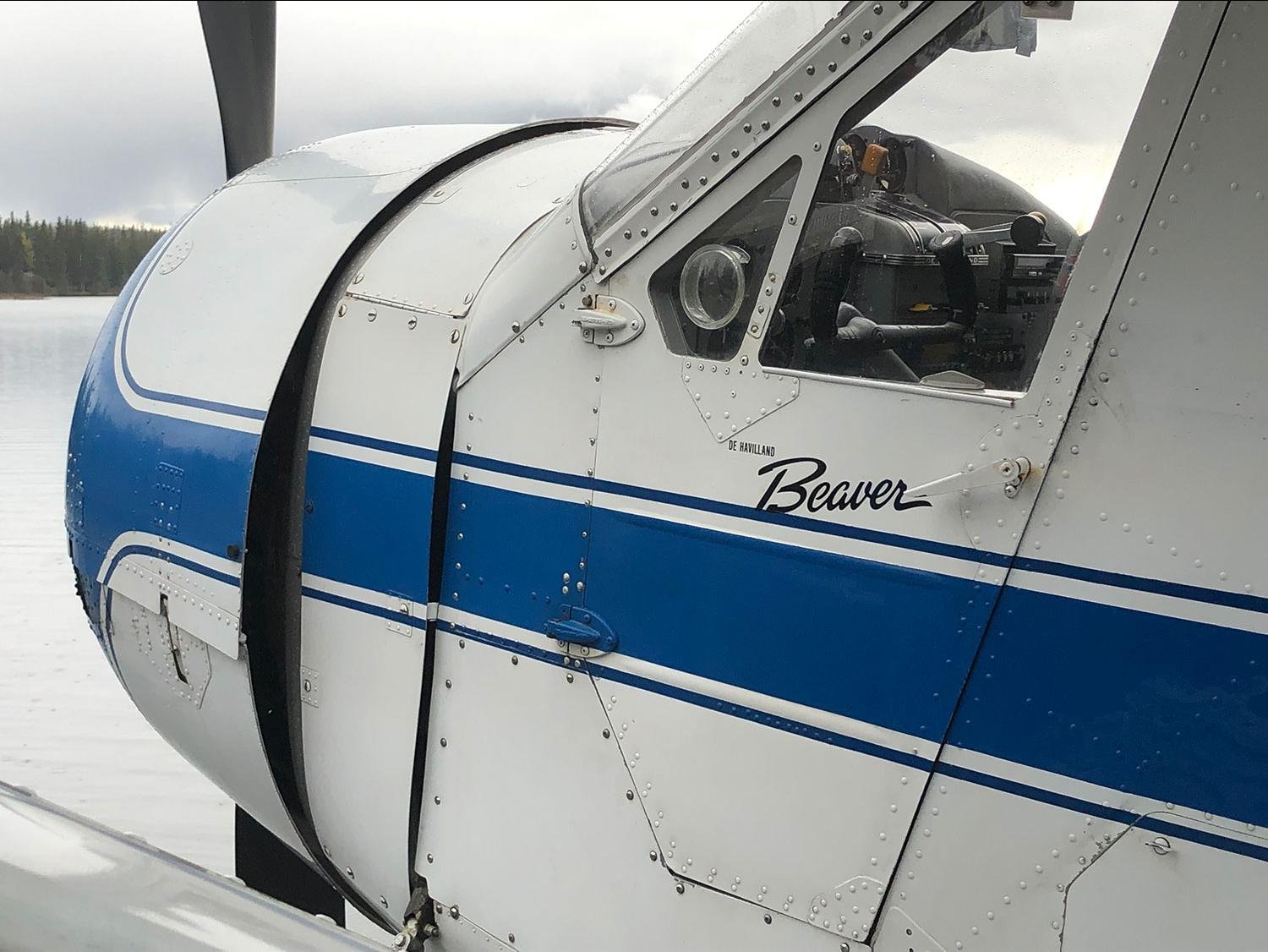 Officieel heet hij: ‘de Havilland Canada DHC-2 Beaver’. Er zijn er nog enkele honderden in Canada en de meeste dateren uit de jaren 40 en 50 van de vorige eeuw. Veel van deze vliegtuigjes hebben nog gevlogen voor bijvoorbeeld de US Army en zijn later omgebouwd tot watervliegtuig om dienst te doen in de burgerluchtvaart.
Wij zijn fan en hebben al veel vluchten gemaakt. Wie weet vliegt ook u binnenkort een ‘historic mailrun' in een Canadese Beaver.