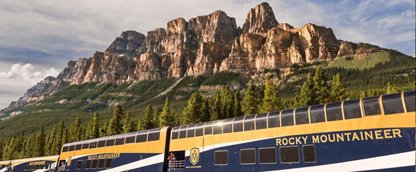 Al jaar en dag staat deze trein bekend als het summum van comfort en luxe op het gebied van treinreizen. Slingerend door één van de mooiste berggebieden ter wereld kan de Rocky Mountaineer zich meten met de beroemde treinen ter aarde.
De reis met de Rocky Mountaineer duurt 2 of 3 dagen afhankelijk van de gekozen route. De Rocky Mountaineer rijdt uitsluitend overdag zodat u niets van het spectaculaire traject hoeft te missen. Na de eerste dag stopt de trein voor een hotelovernachting (inclusief) in Kamloops of Whistler en Quesnel, afhankelijk van de gekozen route. Het landschap wordt gevormd door de imposante Rocky Mountains en het schitterende stroomgebied van de rivieren Fraser en Thompson in British Columbia. Tot de hoogtepunten op de verschillende routes behoren de beroemde Spiral Tunnels, de Kicking Horse Pass, Mount Robson (de hoogste berg van Canada), de brug over de peilloos diepe Stoney Creek en de kolkende watermassa's van Hell's Gate in de Fraser River. Aan boord van de trein vertelt de gastheer/vrouw u uitgebreid over alle bezienswaardigheden onderweg. U kunt kiezen voor Gold Leaf Service of Silver Leaf Service.
