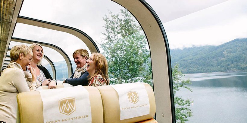 De Rocky Mountaineer rijdt verschillende routes met een duur van twee of drie dagen afhankelijk van de gekozen route. U reist uitsluitend overdag zodat u niets van het spectaculaire traject hoeft te missen. Na de eerste dag stopt de trein voor een hotelovernachting (inclusief) in Kamloops of Whistler en Quesnel, afhankelijk van de gekozen route.
Alle routes zijn te boeken op basis van twee service niveaus: <strong>Silver Leaf</strong> en <strong>Gold Leaf</strong>. Het grootste verschil zijn de dubbeldeks treinen bij de Gold Leaf met de glazen daken met 360 graden zicht. Dit geeft een onbelemmerd en <strong>panoramisch uitzicht</strong> terwijl de trein het indrukwekkende landschap doorkruist. Verder zijn bij zowel Silver als Gold Leaf het eten en drinken inclusief, evenals de hotelovernachtingen en de eventuele transfers. Kortom, u komt niets te kort aan boord van de Rocky Mountaineer. We hebben hem zelf geprobeerd en vertellen u graag over de mogelijkheden.