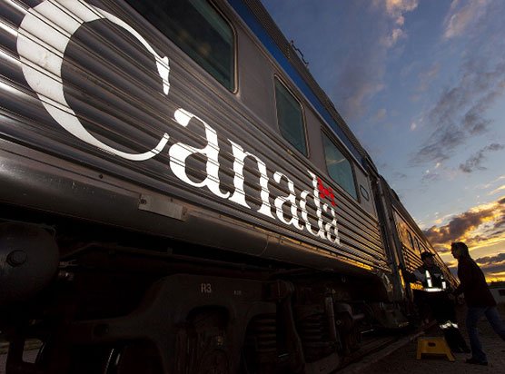 De <strong>VIA Rail</strong> is eigenlijk de NS van Canada met een regelmatig schema dat veel verschillende trajecten aan elkaar knoopt. U kunt met VIA Rail letterlijk van <strong>‘Coast to Coast’</strong> reizen. U begint in <strong>Halifax</strong> om meer dan 7000 kilometer later uit te stappen in <strong>Vancouver</strong>. Dit kan als backpacker tussen de ‘locals’ of met meer comfort in een eigen <strong>cabin</strong> met eigen douche en toilet. Kortom, genoeg keuze bij VIA Rail. En altijd een mooie uitzicht met dat prachtige <strong>panorama rijtuig</strong>.