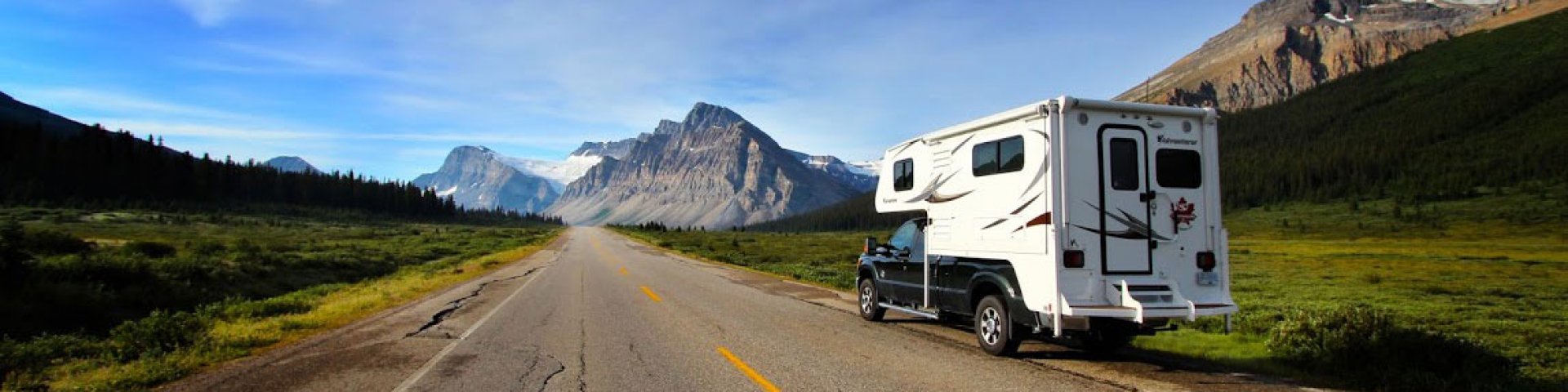 TC Fraserway met berg Highway 5 banner