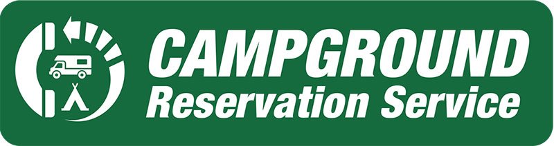 Kamperen in Canada Dat Canada een fantastisch kampeerland is dat weten we inmiddels wel. Maar hoe werkt dat dan eigenlijk? Mag je in het wild kamperen? Wat voor soort campings zijn er eigenlijk? Moet ik die reserveren? Allemaal vragen waar wij het antwoord op hebben. (We bezoeken alle gebieden en campings zelf en adviseren daardoor op basis van persoonlijke ervaring.)
De antwoorden op de boven gestelde vragen verschillen eigenlijk per gebied. Zo is het in de meeste gebieden niet toegestaan om in het wild te kamperen, maar kunt u dat in de <a href="https://www.gocanada.nl/over-canada/provincies/yukon-territory">Yukon</a> bij voorbeeld prima doen. Daar wonen minder dan 40.000 mensen in een gebied zo groot als Spanje. Ongerepte wildernis genoeg dus. Ook in <a href="https://www.gocanada.nl/over-canada/provincies/newfoundland-labrador">Newfoundland</a> is het toegestaan om wild te kamperen. Terwijl het in de nationale parken en provinciale parken simpelweg verboden is. Kortom, laat u goed informeren over wat wel en niet mag.
In principe zijn er 3 soorten campings; campings in de nationale parken, campings in de provinciale parken en particuliere campings. Met name de campings in de verschillende parken zijn heel mooi en kunt u terecht natuurcampings noemen. Het is wel zaak om deze in de populaire maanden te reserveren. Denk aan de maanden juni, juli, augustus tot en met half september. Dit verschilt wel erg per park. Met name als u de kleinere campings opzoekt in de provinciale parken wordt dit al een stuk soepeler. Helemaal als u reist met een <a href="https://www.gocanada.nl/camperreizen/campertypes/truckcamper">4x4 truck camper</a>. Dan kunt u bij voorbeeld ook de 'back country' campings pakken die wat rustiger in het achterland liggen. Neem bijvoorbeeld de mooie campings in Whiteswan Provincial Park vlakbij Invermere. Een onverharde weg leidt u naar prachtige warmwaterbronnen met een paar schitterende omliggende natuurcampings. Prima te bereiken per 4x4, maar niet toegestaan met een <a href="https://www.gocanada.nl/camperreizen/campertypes/middenmaat-camper">standaard motorhome</a>. Dus voor de meer avontuurlijke reiziger worden de mogelijkheden in veel gebieden al verdubbeld.
