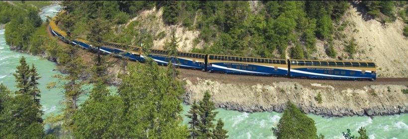 Het landschap wordt gevormd door de imposante Rocky Mountains en het schitterende stroomgebied van de <strong>Fraser</strong> en <strong>Thompson River</strong> in British Columbia. Tot de hoogtepunten op de verschillende routes behoren de beroemde <strong>Spiral Tunnels</strong>, de <strong>Kicking Horse Pass</strong>, <strong>Mount Robson</strong> (de hoogste berg van Canada), de brug over de peilloos diepe <strong>Stoney Creek</strong> en de kolkende watermassa's van <strong>Hell's Gate</strong> in de Fraser River. Aan boord van de trein vertelt de gastheer/vrouw u uitgebreid over alle bezienswaardigheden onderweg.