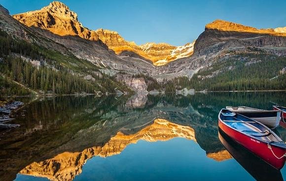 <h2>West-Canadda</h2>Volgens onze ervaring is West-Canada, met de provincies <b><a href="https://www.gocanada.nl/over-canada/provincies/british-columbia">British Columbia</a></b> en <b><a href="https://www.gocanada.nl/over-canada/provincies/alberta">Alberta</a></b> de meest populaire regio van Canada. Door het gevarieerde landschap is het een paradijs voor natuurliefhebbers en avonturiers. In een rondreis van drie weken doorkruis je het ene moment de Rocky Mountains om via de wijngaarden te eindigen in de regenwouden op Vancouver Island. Onderweg is de kans groot dat je beren, elanden of ander wildlife tegenkomt. Rond Vancouver Island zijn het vooral de orka´s en walvissen die de aandacht trekken. Maar je treft er ook een hoop bijzondere excursies, zoals bijvoorbeeld onze inmiddels beroemde postbode in zijn <b><a href="https://www.gocanada.nl/onze-reizen/excursies/postvlucht">´Flying Beaver´</a></b>. 