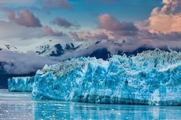 <h2>Noordwest-Canada</h2>Noordwest-Canada is een ongerepte en ruige regio die bekendstaat om zijn uitgestrekte wildernis en indrukwekkende natuur. Hier vind je de <b><a href="https://www.gocanada.nl/over-canada/provincies/yukon-territory">Yukon</a></b>, <b><a href="https://www.gocanada.nl/over-canada/provincies/northwest-territories">Northwest Territories</a></b> en een deel van <b><a href="https://www.gocanada.nl/over-canada/provincies/nunavut">Nunavut</a></b>, wat wij ook wel eens gekscherend ´Canada voor gevorderden´ noemen. Uitgestrekte toendra´s afgewisseld met authentieke en verlaten goudzoekers stadjes, gletsjers, en prachtige fjorden maken dit een puur en nog enigszins onontdekt gebied. Wie wil niet een keer de ´Dempster Highway´ rijden of de poolcirkel passeren met een camper of huurauto?