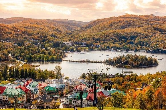 <h2>Oost-Canada</h2>Oost-Canada, met de provincies <b><a href="https://www.gocanada.nl/over-canada/provincies/ontario">Ontario</a></b> en <b><a href="https://www.gocanada.nl/over-canada/provincies/quebec">Quebec</a></b>, heeft verrassend veel te bieden. Het is een perfecte mix van pittoreske oude dorpjes, prachtige natuur en bruisende steden. Hier bezoek je wereldsteden als <b><a href="https://www.gocanada.nl/over-canada/steden/toronto">Toronto</a></b>, <b><a href="https://www.gocanada.nl/over-canada/steden/montreal">Montreal</a></b> en <b><a href="https://www.gocanada.nl/over-canada/steden/ottawa">Ottawa</a></b>, vol musea, festivals en culinaire hoogstandjes. Beleef je de kracht van de natuur aan de rand van de indrukwekkende <b><a href="https://www.gocanada.nl/over-canada/steden/niagara-falls">Niagara Falls</a></b> en geniet je van het typische Canadese buitenleven in de uitgestrekte bossen en meren van Algonquin Provincial Park. Gecombieerd met de rijke geschiedenis van het meer dan 400 jaar oude <b><a href="https://www.gocanada.nl/over-canada/steden/quebec">Quebec City</a></b> heeft Oost-Canada alles in huis voor een onvergetelijke reis. 