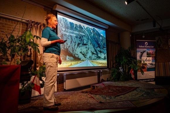 <i>7 januari 2026</i>

Terwijl een flink deel van ons kikkerlandje bezwijkt aan tien centimeter sneeuw, vriest het in de Yukon &lsquo;gewoon&rsquo; dertig tot vijftig (!) graden. Het leven gaat daar &lsquo;gewoon&rsquo; door, business as usual.  
Al kijkend door het raam naar onze achtertuin mijmer ik wat. De hanggeraniums treuren over de rand van de boomhut. Er ligt zeker twintig centimeter sneeuw op de armleuning van de rode Adirondack stoelen! Je weet wel, die iconische stoelen die je in bijna elk Nationaal Park in Canada tegen komt. 
Ik vrees voor mijn kleurige dahlia&rsquo;s want ik heb ze in de grond laten zitten. Hopelijk komen ze straks weer op in de zomer.  
Zomer? Ja, de tijd gaat sneller dan je denkt. Helemaal als je ouder wordt. Vorig jaar om deze tijd stond ik voor een leeg jaar en met een lege agenda. Maar voor je er erg in hebt is het jaar alweer voorbij; heeft het jaar zich opgevuld met campers-kiek&rsquo;n-kijkdagen, bureauwerk dus reisvoorstellen maken, Yukon-Alaska voorlichtingsmiddagen voorbereiden, zorg voor familie en dansfestijnen. Want dansen moet. En reizen.  

Wat zal 2026 ons brengen?, mijmer ik verder.  
Ik sta weer voor een leeg jaar; staar in een lege agenda.  
Met het allermooiste luxeprobleem dat je je maar kunt bedenken: w&aacute;&aacute;r gaan we allemaal naar toe op vakantie? Allemaal? Ja lekker veel op reis. Want voor je het weet kan het niet meer. Om wat voor reden dan ook.  
Dus mijmer ik over een &lsquo;wegbrenger&rsquo; van Whitehorse naar Vancouver straks in de herfst. En dan via de Heckman Pass naar Bella Coola. Want daar &lsquo;stikt het van de beren&rsquo; begin oktober. Je ziet ze z&oacute; vanaf een platform bij de camping. En dan vanuit Bella Coola met de boot naar Vancouver Island. Maar daar ben ik al drie keer geweest. Duhhh&hellip;  
Dan toch maar met de Via Rail trein (The Canadian) van Toronto naar Vancouver? Maar wanneer dan? Want de Verkering z&rsquo;n agenda slipt al langzaam vol met regiebeurten bij VPRO Boeken, Pinkpop, Lowlands dan wel Buitenhof.  
Nou dan toch maar hopen op een georganiseerde studiereis van een Canadees verkeersbureau? Die van Newfoundland bijvoorbeeld? Dan kunnen we daar vervolgens een magazine mee vol schrijven. Ik weet het niet.  