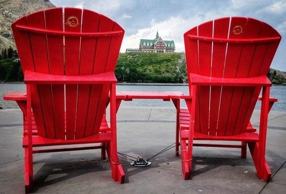 <i>7 januari 2026</i>

Terwijl een flink deel van ons kikkerlandje bezwijkt aan tien centimeter sneeuw, vriest het in de Yukon &lsquo;gewoon&rsquo; dertig tot vijftig (!) graden. Het leven gaat daar &lsquo;gewoon&rsquo; door, business as usual.  
Al kijkend door het raam naar onze achtertuin mijmer ik wat. De hanggeraniums treuren over de rand van de boomhut. Er ligt zeker twintig centimeter sneeuw op de armleuning van de rode Adirondack stoelen! Je weet wel, die iconische stoelen die je in bijna elk Nationaal Park in Canada tegen komt. 
Ik vrees voor mijn kleurige dahlia&rsquo;s want ik heb ze in de grond laten zitten. Hopelijk komen ze straks weer op in de zomer.  
Zomer? Ja, de tijd gaat sneller dan je denkt. Helemaal als je ouder wordt. Vorig jaar om deze tijd stond ik voor een leeg jaar en met een lege agenda. Maar voor je er erg in hebt is het jaar alweer voorbij; heeft het jaar zich opgevuld met campers-kiek&rsquo;n-kijkdagen, bureauwerk dus reisvoorstellen maken, Yukon-Alaska voorlichtingsmiddagen voorbereiden, zorg voor familie en dansfestijnen. Want dansen moet. En reizen.  

Wat zal 2026 ons brengen?, mijmer ik verder.  
Ik sta weer voor een leeg jaar; staar in een lege agenda.  
Met het allermooiste luxeprobleem dat je je maar kunt bedenken: w&aacute;&aacute;r gaan we allemaal naar toe op vakantie? Allemaal? Ja lekker veel op reis. Want voor je het weet kan het niet meer. Om wat voor reden dan ook.  
Dus mijmer ik over een &lsquo;wegbrenger&rsquo; van Whitehorse naar Vancouver straks in de herfst. En dan via de Heckman Pass naar Bella Coola. Want daar &lsquo;stikt het van de beren&rsquo; begin oktober. Je ziet ze z&oacute; vanaf een platform bij de camping. En dan vanuit Bella Coola met de boot naar Vancouver Island. Maar daar ben ik al drie keer geweest. Duhhh&hellip;  
Dan toch maar met de Via Rail trein (The Canadian) van Toronto naar Vancouver? Maar wanneer dan? Want de Verkering z&rsquo;n agenda slipt al langzaam vol met regiebeurten bij VPRO Boeken, Pinkpop, Lowlands dan wel Buitenhof.  
Nou dan toch maar hopen op een georganiseerde studiereis van een Canadees verkeersbureau? Die van Newfoundland bijvoorbeeld? Dan kunnen we daar vervolgens een magazine mee vol schrijven. Ik weet het niet.  