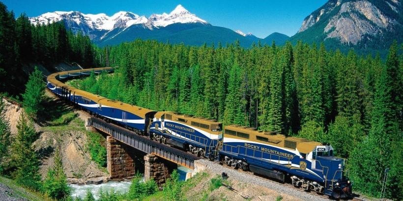 Een reis met de <strong>Rocky Mountaineer</strong> in West-Canada is een onvergetelijke ervaring. Deze luxe passagierstrein doorkruist op spectaculaire wijze de <strong>Rocky Mountains</strong>, rijdt door tunnels, over hoge viaducten en langs diepe ravijnen naar de binnenlanden van <strong>British Columbia</strong> en komt op plekken waar geen enkel ander vervoermiddel kan komen. In verschillende luxe klasses is er te reizen van <strong>Banff</strong> of <strong>Jasper</strong> naar <strong>Vancouver</strong> met een overnachting in Kamloops. Geniet van culinaire hoogstandjes en fenomenale uitzichten in deze legendarische luxe trein. Slingerend door één van de mooiste berggebieden ter wereld kan de Rocky Mountaineer zich meten met de beroemde treinen ter aarde.
