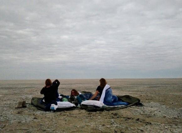 Inmiddels een Verkering (nog steeds met hoofdletter V!), een hypotheek, een paar poezen en een Olijke Tweeling. Dus h&uacute;p die meiden mee naar Namibi&euml; twee keer, met een Toyota met tenten op het dak, Thailand, Cambodja, diverse keren Amerika en uiteraard tig keer naar Canada. Man, man, man wat een prachtig leven. En over het algemeen gezegend met een goede gezondheid maar die klop ik heel hard af.
Maar&hellip;de &lsquo;many years from now&rsquo; komt eerder dan je denkt. Dus f*ck it: Ga! Doe wat je wil gaan doen, want &lsquo;iedereen en z&rsquo;n moeder&rsquo; vindt er toch wel wat van.
Geraniums? Ja heel veel. Niet om erachter te zitten maar om ze staand water te geven. Vooral blijven staan, of fietsen, wandelen en dansen. Bewegen moet!