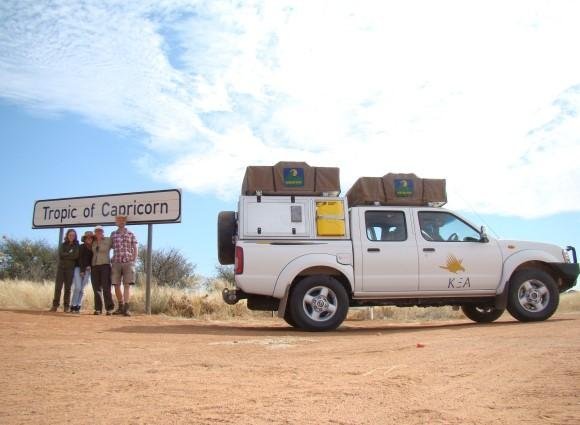 Inmiddels een Verkering (nog steeds met hoofdletter V!), een hypotheek, een paar poezen en een Olijke Tweeling. Dus h&uacute;p die meiden mee naar Namibi&euml; twee keer, met een Toyota met tenten op het dak, Thailand, Cambodja, diverse keren Amerika en uiteraard tig keer naar Canada. Man, man, man wat een prachtig leven. En over het algemeen gezegend met een goede gezondheid maar die klop ik heel hard af.
Maar&hellip;de &lsquo;many years from now&rsquo; komt eerder dan je denkt. Dus f*ck it: Ga! Doe wat je wil gaan doen, want &lsquo;iedereen en z&rsquo;n moeder&rsquo; vindt er toch wel wat van.
Geraniums? Ja heel veel. Niet om erachter te zitten maar om ze staand water te geven. Vooral blijven staan, of fietsen, wandelen en dansen. Bewegen moet!