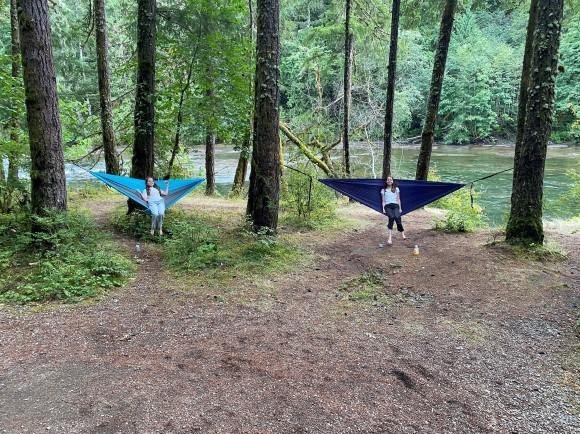 Onze reis komt ten einde en het wordt tijd om te beginnen aan de terugreis. Onze laatste stop op het eiland is <b>Stamp River Provincial Park</b>. De camping in het park is populair omdat hij pal aan de rivier ligt. Door de ‘fish ladder’ en het goede zicht op de rivier kun je hier in september prachtig de zalmen de rivier op zien zwemmen. En dat weten de beren ook! Er is hier een vrij grote gemeenschap met zwarte beren en die lusten wel een maaltje zo vlak voor de winterslaap. Wij zagen eind augustus de eerste zalmen al de rivier op zwemmen. We kunnen ons helemaal voorstellen hoe dat er midden september uit moet zien. Een waardige afsluiting van onze reis en een reden om terug te komen, is onze conclusie.