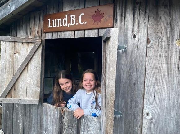 Op naar het einde van de wereld Onze reis vervolgen we richting ons favoriete dorp Lund. Het einde van Highway 101 (begint in Chili) maar ook het einde van de wereld. Je kunt hier overnachten op Okeover Arm Provincial Campground, maar we kiezen voor een camping in het dorp genaamd <b>SunLund-by-the-Sea</b>. Christine kennen we al jaren en je loopt vanaf de camping zo het dorp in voor een ‘blackberry cinnamon roll’ bij <b>Nancy’s Bakery</b> of fish & chips bij de Boardwalk Cafe. We reserveren bij aankomst vast de watertaxi voor de volgende dag. Een dagje Savary Island is een fantastisch uitje en geeft je dat echte eilandgevoel. Aan boord ontmoeten we Brenda die ons achterin de pick-up truck een lift geeft naar Erik, de fietsverhuurder. Deze accepteert alleen cash; komen we ter plekke achter. Dit blijkt echter geen probleem want we konden dat ook de volgende dag weer afgeven bij de watertaxi. Zo gaat dat in Canada. Fietsen op <b>Savary Island</b> is een belevenis op zich. Er zijn weinig auto’s en je kunt een mooie lus rijden rond het eiland. We beginnen onze fietstocht met een koffie en thee bij de <b>Mermaid Beach Club</b> midden op Savary Island. Een ijsje kun je beter eten bij de <b>Sugarshack</b> even verderop. Dit brengt je langs weer andere paadjes met overal de leukste huisjes, schuurtjes en andere houten bouwsels. Het mooiste strand vinden wij uiteindelijk bij <b>South Beach</b>… Weinig stenen en je kunt lekker ver het water inlopen. We sluiten de dag af met een verfrissende duik.
Na de ferry Powell River – Comox (Westview – Little River) vervolgen wij onze weg richting Campbell River. We overnachten op <b>Ripple Rock Campground</b> op Browns Bay Resort. De Nederlandse Esther en haar Canadese man Brent hebben het daar prima voor elkaar. Je staat weliswaar in een rijtje tussen de Canadese seizoensgasten, maar dat blijkt uiteindelijk heel gezellig en levert veel leuke praatjes op. We eten ’s avonds in het floating restaurant <b>The Narrows</b>… heerlijk, af en toe een restaurant op de camping. Wat ons het meest verbaast zijn de verlichte cruiseschepen op weg naar Alaska die in de avond voorbij trekken. Je kunt de muziek bijna horen.
Door de vele eilanden en afgesloten baaitjes staat het gebied rond Lund, genaamd Desolation Sound, ook wel bekend als uitstekend gebied om te kajakken. Het water is vlak en er is veel ze zien! Terra Centric of Footprint Nature Explorations van de Nederlandse John Hermsen zijn betrouwbare partijen om een leuke tocht mee te maken.