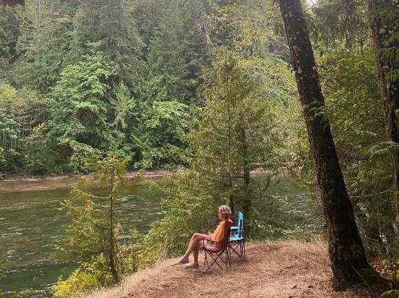 Onze reis komt ten einde en het wordt tijd om te beginnen aan de terugreis. Onze laatste stop op het eiland is <b>Stamp River Provincial Park</b>. De camping in het park is populair omdat hij pal aan de rivier ligt. Door de ‘fish ladder’ en het goede zicht op de rivier kun je hier in september prachtig de zalmen de rivier op zien zwemmen. En dat weten de beren ook! Er is hier een vrij grote gemeenschap met zwarte beren en die lusten wel een maaltje zo vlak voor de winterslaap. Wij zagen eind augustus de eerste zalmen al de rivier op zwemmen. We kunnen ons helemaal voorstellen hoe dat er midden september uit moet zien. Een waardige afsluiting van onze reis en een reden om terug te komen, is onze conclusie.