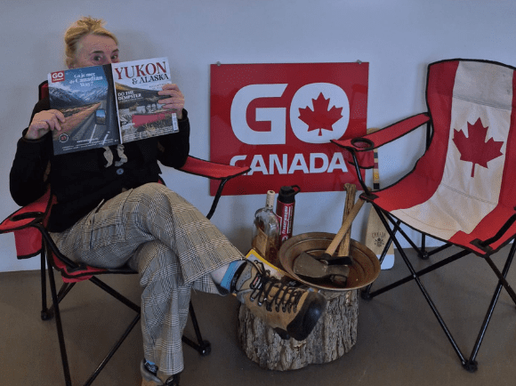 <i>4 november 2025</i>

Er zijn een hele hoop leuke dingen te doen in een mensenleven… Zoals zwemmen, dansen, vachtvilten en naar Canada reizen. Er zijn ook een hoop leuke manieren om je belevenissen en foto’s aan de man te brengen. Zoals Facebooken, Polarsteppen en Instagrammen. Maar voor diegenen die ‘de socials’ soms moe zijn en graag iets concreets in handen hebben, maakt GoCanada de afgelopen jaren magazines. Zo maakten we een editie over Canada, en een over Vancouver Island. De afgelopen maanden hebben we heel hard gewerkt aan een Yukon editie met een beetje Alaska erin. Maanden?? Ja het vergt nogal wat tijd tussen het offreren en reserveren van mooie reizen door. Zo’n magazine maken schaar ik toch óók wel onder een van mijn hobby’s hoor! Vroeger, op de middelbare school, richtte ik samen met een paar zussen de schoolkrant op. En werden er hele cabaret-school-voorstellingen bij elkaar bedacht en geschreven. Reisdagboeken vol gekladderd met avonturen liggen thuis te zwijgen in de boekenkast.

Stoere belevenissen tijdens onze afgelopen Yukontrip op papier zetten kostte ook aardig wat tijd maar een opzet daarvoor maakte ik al aan de dinette van de truck camper, camperend naast de Dempster in een sneeuwstorm met -4. Research doen naar die beren of ze nou echt wel al ‘die besjes of zalmen eten’ in de maand september, vergt ook tijd. We lezen elkaars teksten, vullen zaken aan, hebben hier en daar een punt van opbouwende kritiek. Fantastisch om dit samen met de collega’s te doen.

Foto’s! Dan die foto’s!
Die ene van dat scheve huisje in Dawson daar moest het kader iets meer naar rechts. 
De zin om op reis te gaan moet er vanaf spatten bij elke bladzijde die je openslaat. Maar dat vlotte nog niet zo bij de eerste proefdruk. Want het avontuur spat er nog niet van af, de prut ook niet. Maar teveel prut en sneeuwstormen ‘verkoopt’ ook niet lekker. Dus oude foto’s eruit, nieuwe erin. Wikken en wegen.
Op de tekening van de landkaart moest de poolgrens iets meer omhoog geschoven worden, daar waar ‘ie hoort. Zit het centrum van de kaart niet teveel in de vouw van het magazine? Kun je nu ‘het vlindertje’ of ‘het achtje’ wel goed zien? Alles weer terug communiceren naar de uitgever en de grafisch vormgever. We hebben nog vier dagen voordat de boel definitief naar de drukker moet. Wordt dit Yukon magazine wel zoals we in gedachten hadden? Twijfels. Nog net geen slapeloze nachten. Want je kunt het maar één keer goed doen voordat de boel definitief op papier verschijnt.
Totale paniek bij het bijna ter perse gaan als je leest dat Gerties in 1971 open ging. Daar moest toch 1917 staan? Diamond Tooth stamt namelijk uit díé tijd, uit de goedzoekerstijd. Gelukkig komt daar de geruststelling: De gokhal is vernoemd naar dé danseres met een gouden tand uit die tijd. Het staat gelukkig toch goed in de kopij. Opluchting alom!
Trots als je het magazine eenmaal in handen hebt. Zó trots dat er een traantje uit je oog komt rollen. Dat hebben we toch maar weer mooi voor elkaar gecheft tussen alle vakanties door van de redactieleden (lees Linda, Vivian, Roderick en ondergetekende).
Nou ben ik zelf niet zo van de structuur dus heel blij met de georganiseerde collega’s Vivian en Linda. Zij hielden netjes alle aanpassingen bij. Fotootje naar links, de andere foto juist meer uitsnijden. De landkaart schijnt door naar de volgende bladzijde. Of dat de camper meer in de ruimte gezet moet worden zodat je de weidsheid erom heen ziet. Die meiden hielden het allemaal keurig bij. Hulde meiden!