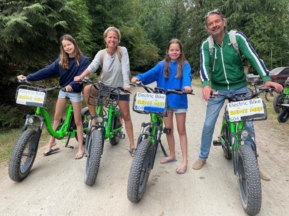 Op naar het einde van de wereld Onze reis vervolgen we richting ons favoriete dorp Lund. Het einde van Highway 101 (begint in Chili) maar ook het einde van de wereld. Je kunt hier overnachten op Okeover Arm Provincial Campground, maar we kiezen voor een camping in het dorp genaamd <b>SunLund-by-the-Sea</b>. Christine kennen we al jaren en je loopt vanaf de camping zo het dorp in voor een ‘blackberry cinnamon roll’ bij <b>Nancy’s Bakery</b> of fish & chips bij de Boardwalk Cafe. We reserveren bij aankomst vast de watertaxi voor de volgende dag. Een dagje Savary Island is een fantastisch uitje en geeft je dat echte eilandgevoel. Aan boord ontmoeten we Brenda die ons achterin de pick-up truck een lift geeft naar Erik, de fietsverhuurder. Deze accepteert alleen cash; komen we ter plekke achter. Dit blijkt echter geen probleem want we konden dat ook de volgende dag weer afgeven bij de watertaxi. Zo gaat dat in Canada. Fietsen op <b>Savary Island</b> is een belevenis op zich. Er zijn weinig auto’s en je kunt een mooie lus rijden rond het eiland. We beginnen onze fietstocht met een koffie en thee bij de <b>Mermaid Beach Club</b> midden op Savary Island. Een ijsje kun je beter eten bij de <b>Sugarshack</b> even verderop. Dit brengt je langs weer andere paadjes met overal de leukste huisjes, schuurtjes en andere houten bouwsels. Het mooiste strand vinden wij uiteindelijk bij <b>South Beach</b>… Weinig stenen en je kunt lekker ver het water inlopen. We sluiten de dag af met een verfrissende duik.
Na de ferry Powell River – Comox (Westview – Little River) vervolgen wij onze weg richting Campbell River. We overnachten op <b>Ripple Rock Campground</b> op Browns Bay Resort. De Nederlandse Esther en haar Canadese man Brent hebben het daar prima voor elkaar. Je staat weliswaar in een rijtje tussen de Canadese seizoensgasten, maar dat blijkt uiteindelijk heel gezellig en levert veel leuke praatjes op. We eten ’s avonds in het floating restaurant <b>The Narrows</b>… heerlijk, af en toe een restaurant op de camping. Wat ons het meest verbaast zijn de verlichte cruiseschepen op weg naar Alaska die in de avond voorbij trekken. Je kunt de muziek bijna horen.
Door de vele eilanden en afgesloten baaitjes staat het gebied rond Lund, genaamd Desolation Sound, ook wel bekend als uitstekend gebied om te kajakken. Het water is vlak en er is veel ze zien! Terra Centric of Footprint Nature Explorations van de Nederlandse John Hermsen zijn betrouwbare partijen om een leuke tocht mee te maken.
