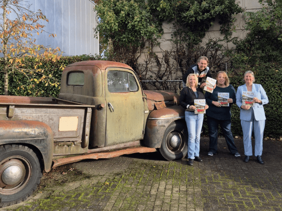 <i>4 november 2025</i>

Er zijn een hele hoop leuke dingen te doen in een mensenleven… Zoals zwemmen, dansen, vachtvilten en naar Canada reizen. Er zijn ook een hoop leuke manieren om je belevenissen en foto’s aan de man te brengen. Zoals Facebooken, Polarsteppen en Instagrammen. Maar voor diegenen die ‘de socials’ soms moe zijn en graag iets concreets in handen hebben, maakt GoCanada de afgelopen jaren magazines. Zo maakten we een editie over Canada, en een over Vancouver Island. De afgelopen maanden hebben we heel hard gewerkt aan een Yukon editie met een beetje Alaska erin. Maanden?? Ja het vergt nogal wat tijd tussen het offreren en reserveren van mooie reizen door. Zo’n magazine maken schaar ik toch óók wel onder een van mijn hobby’s hoor! Vroeger, op de middelbare school, richtte ik samen met een paar zussen de schoolkrant op. En werden er hele cabaret-school-voorstellingen bij elkaar bedacht en geschreven. Reisdagboeken vol gekladderd met avonturen liggen thuis te zwijgen in de boekenkast.

Stoere belevenissen tijdens onze afgelopen Yukontrip op papier zetten kostte ook aardig wat tijd maar een opzet daarvoor maakte ik al aan de dinette van de truck camper, camperend naast de Dempster in een sneeuwstorm met -4. Research doen naar die beren of ze nou echt wel al ‘die besjes of zalmen eten’ in de maand september, vergt ook tijd. We lezen elkaars teksten, vullen zaken aan, hebben hier en daar een punt van opbouwende kritiek. Fantastisch om dit samen met de collega’s te doen.

Foto’s! Dan die foto’s!
Die ene van dat scheve huisje in Dawson daar moest het kader iets meer naar rechts. 
De zin om op reis te gaan moet er vanaf spatten bij elke bladzijde die je openslaat. Maar dat vlotte nog niet zo bij de eerste proefdruk. Want het avontuur spat er nog niet van af, de prut ook niet. Maar teveel prut en sneeuwstormen ‘verkoopt’ ook niet lekker. Dus oude foto’s eruit, nieuwe erin. Wikken en wegen.
Op de tekening van de landkaart moest de poolgrens iets meer omhoog geschoven worden, daar waar ‘ie hoort. Zit het centrum van de kaart niet teveel in de vouw van het magazine? Kun je nu ‘het vlindertje’ of ‘het achtje’ wel goed zien? Alles weer terug communiceren naar de uitgever en de grafisch vormgever. We hebben nog vier dagen voordat de boel definitief naar de drukker moet. Wordt dit Yukon magazine wel zoals we in gedachten hadden? Twijfels. Nog net geen slapeloze nachten. Want je kunt het maar één keer goed doen voordat de boel definitief op papier verschijnt.
Totale paniek bij het bijna ter perse gaan als je leest dat Gerties in 1971 open ging. Daar moest toch 1917 staan? Diamond Tooth stamt namelijk uit díé tijd, uit de goedzoekerstijd. Gelukkig komt daar de geruststelling: De gokhal is vernoemd naar dé danseres met een gouden tand uit die tijd. Het staat gelukkig toch goed in de kopij. Opluchting alom!
Trots als je het magazine eenmaal in handen hebt. Zó trots dat er een traantje uit je oog komt rollen. Dat hebben we toch maar weer mooi voor elkaar gecheft tussen alle vakanties door van de redactieleden (lees Linda, Vivian, Roderick en ondergetekende).
Nou ben ik zelf niet zo van de structuur dus heel blij met de georganiseerde collega’s Vivian en Linda. Zij hielden netjes alle aanpassingen bij. Fotootje naar links, de andere foto juist meer uitsnijden. De landkaart schijnt door naar de volgende bladzijde. Of dat de camper meer in de ruimte gezet moet worden zodat je de weidsheid erom heen ziet. Die meiden hielden het allemaal keurig bij. Hulde meiden!