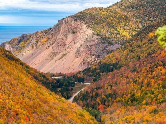 Oost-Canada Het oosten kenmerkt zich met name door pittoreske oude dorpjes, prachtige kleurende bossen en een paar mooie steden, zoals bijvoorbeeld het meer dan 400 jaar oude Quebec City, in de gelijknamige provincie <b><a href="https://www.gocanada.nl/over-canada/provincies/quebec">Quebec</a></b>. Meer naar de kust wordt het een stuk meer maritiem met mooie routes langs de kust, vuurtorens en oude plaatsjes waar je heerlijk kreeft of oesters eet met de lokale bevolking. Hoogtepunten zijn de Niagara watervallen, de beluga walvissen in Tadoussac en Cape Breton National Park in <b><a href="https://www.gocanada.nl/over-canada/provincies/nova-scotia">Nova Scotia</a></b>. Met name als je een route zou rijden van Toronto naar Halifax kun je al deze ´hotspots´ in één reis aandoen.