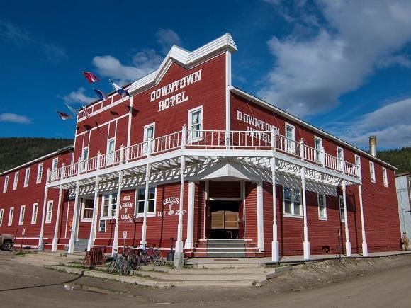 Noordwest-Canada De <b><a href="https://www.gocanada.nl/over-canada/provincies/yukon-territory">Yukon</a></b> (en <b><a href="https://www.gocanada.nl/over-canada/provincies/alaska">Alaska</a></b>) noemen we gekscherend ook wel eens ´Canada voor gevorderden´. Uitgestrekte toendra´s afgewisseld met authentieke en verlaten goudzoekers stadjes, gletsjers, en prachtige fjorden maken dit een puur en nog enigszins onontdekt gebied. Wie wil niet een keer de ´Dempster Highway´ rijden of de poolcirkel passeren met een camper of huurauto? Wil je als zeer ervaren Canada-reiziger kennismaken met het echt onontdekte Canada? Breng dan een bezoek aan de <b><a href="https://www.gocanada.nl/over-canada/provincies/northwest-territories">Northwest Territories</a></b>. Pure wildernis!