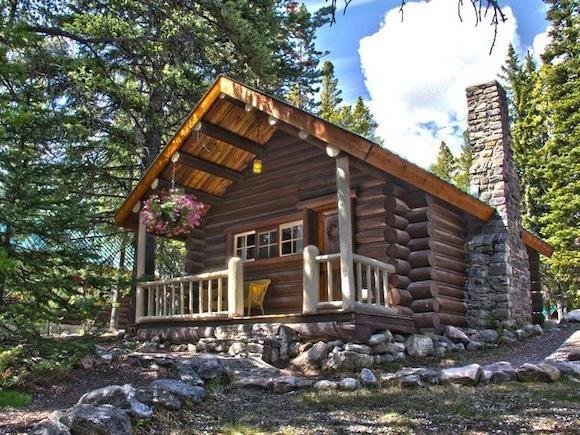 Camper of auto? That´s the question! Canada leent zich uitstekend voor een <b><a href="https://www.gocanada.nl/camperreizen">camperreis</a></b>. Er zijn genoeg campings, de wegen zijn rustig en het is enorm veilig. Zeg nou zelf, wie wil er niet aan de rivier staan met een kampvuurtje? ast hoef je niet uit je koffer te leven, want je bergt al je bagage heel makkelijk op in de camper. Met een <b><a href="https://www.gocanada.nl/autorondreizen">auto een rondreis maken</a></b> is natuurlijk ook een optie! Met een auto kun je makkelijker kleine uitstapjes op locatie maken en je kan je verblijf net zo comfortabel maken als je zelf wilt. Van een eenvoudige cabin in de bossen tot een afgelegen luxe resort.