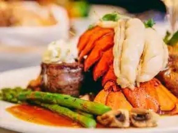 Leven aan boord Naast de Dining Room, Lido Market en Dive-In beschikt het ms Zuiderdam ook nog over de specialiteitenrestaurants Pinnacle Grill (steak) en Canaletto (Italiaans).
In het World Stage theater kunt u elke avond genieten van entertainment en overdag worden er interessante presentaties gehouden over de gebieden die u tijdens de cruise aandoet. Daarnaast kunt u ontspannen in de Spa of bij het zwembad, fitnessen en luisteren naar live muziek.
Geniet van de prachtige bestemmingen, het mooie uitzicht, het heerlijke eten en het enorm vriendelijke personeel. U zult zich de koning te rijk voelen tijdens deze unieke cruise!