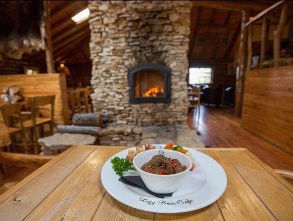 Restaurant Lazy Bear Cafe is niet zomaar een restaurant; het is een culinaire reis door lokale tradities en inheemse smaken. Denk bijvoorbeeld aan ‘arctic char’ die gevangen wordt in de Hudson Bay, bizon uit Manitoba of stoofvlees van elk (een groot hert).
Niet alleen op culinair vlak, maar in de hele lodge ligt de nadruk op milieubewustzijn en wordt zoveel mogelijk gebruik gemaakt van lokale producten, zonne- en windenergie.