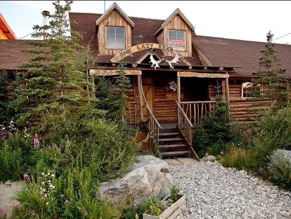 Lazy Bear Lodge in Churchill is ‘the place to be’ voor iedereen die ijsberen wil zien. De houten lodge is met de hand gebouwd wat kenmerkend is voor het arctische gebied en geeft de historische charme goed weer. Je voelt je thuis in deze gezellige houten lodge in het midden van de wildernis. In de lobby kun je altijd terecht voor koffie en thee. De kamers met eigen badkamer zijn voorzien van alle moderne gemakken en in de lodge is er gratis wifi, mocht je daar gebruik van willen maken. Een paar dagen offline is soms ook fijn ????. Geniet ’s avonds bij het haardvuur van verhalen die worden verteld door de inheemse bevolking en laat je betoveren door de fantastische kleuren van het noorderlicht. Door de noordelijke ligging is er zo’n 300 dagen per jaar kans op het zien van het aurora borealis ofwel noorderlicht.