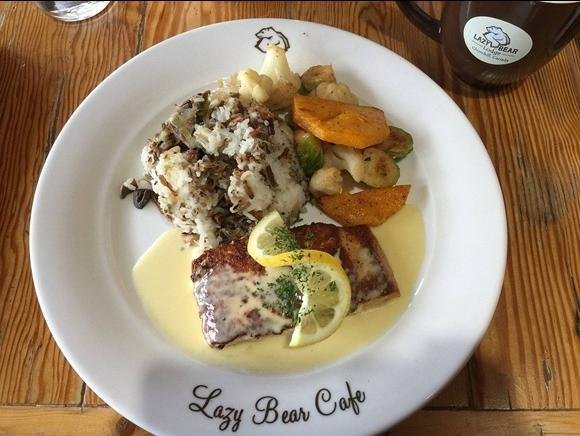 Restaurant Lazy Bear Cafe is niet zomaar een restaurant; het is een culinaire reis door lokale tradities en inheemse smaken. Denk bijvoorbeeld aan ‘arctic char’ die gevangen wordt in de Hudson Bay, bizon uit Manitoba of stoofvlees van elk (een groot hert).
Niet alleen op culinair vlak, maar in de hele lodge ligt de nadruk op milieubewustzijn en wordt zoveel mogelijk gebruik gemaakt van lokale producten, zonne- en windenergie.