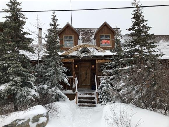 Lazy Bear Lodge in Churchill is ‘the place to be’ voor iedereen die ijsberen wil zien. De houten lodge is met de hand gebouwd wat kenmerkend is voor het arctische gebied en geeft de historische charme goed weer. Je voelt je thuis in deze gezellige houten lodge in het midden van de wildernis. In de lobby kun je altijd terecht voor koffie en thee. De kamers met eigen badkamer zijn voorzien van alle moderne gemakken en in de lodge is er gratis wifi, mocht je daar gebruik van willen maken. Een paar dagen offline is soms ook fijn ????. Geniet ’s avonds bij het haardvuur van verhalen die worden verteld door de inheemse bevolking en laat je betoveren door de fantastische kleuren van het noorderlicht. Door de noordelijke ligging is er zo’n 300 dagen per jaar kans op het zien van het aurora borealis ofwel noorderlicht.