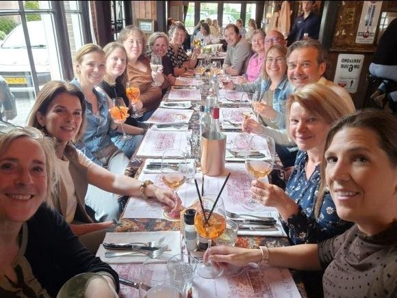 <i>6 mei 2026</i>

Vorige week namen wij met het gehele GoCanada Team afscheid van collega Astrid.
Niet getreurd, zij ligt niet in een kist. Wel z&iacute;t ze tegenwoordig &lsquo;in de rolgordijnen&rsquo;. Bij een ander bedrijf dus, want dichter bij huis en dus minder oppas-wegbreng-stress met de schoolgaande kinderen. Het nieuwe bedrijf is nog in opbouw, dus ze kan van alles zelf bedenken, regelen en organiseren. Hoe leuk is dat, als je na 7 jaren toe bent aan een nieuwe uitdaging!
Astrid en ik hebben in die zeven jaren heel wat meegemaakt samen. Gedoe met onze kinderen, hoge bloeddruk, hernia&rsquo;s, badmintonenkels, dansknie&euml;n. En dan laten we de corona-jaren en bosbranden nog maar even achterwege.
Wij gaan haar natuurlijk enorm missen. Want afgezien van haar inmiddels opgedane Canadakennis is Astrid altijd heel enthousiast en behulpzaam. Even een Canadaplannetje aan de telefoon met klanten bedenken duurde minstens een half uur want ze weet van elke plek te vertellen waar je moet gaan wandelen, welke route je het beste kunt nemen en waar je de camper op moet halen danwel inleveren. Cruisen met de Holland America Line naar Alaska? Geen probleem, bouwen we in de reis in. Want alles gaat toch op maat samengesteld worden. Dan w&eacute;l in een buitenhut. Excursie erbij. Hoppa, klant blij, GoCanada blij. 