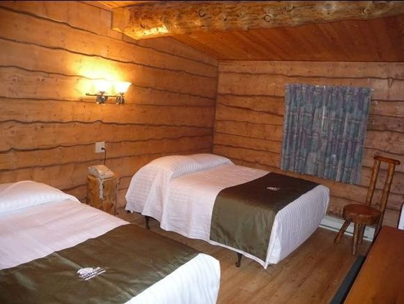 Lazy Bear Lodge in Churchill is ‘the place to be’ voor iedereen die ijsberen wil zien. De houten lodge is met de hand gebouwd wat kenmerkend is voor het arctische gebied en geeft de historische charme goed weer. Je voelt je thuis in deze gezellige houten lodge in het midden van de wildernis. In de lobby kun je altijd terecht voor koffie en thee. De kamers met eigen badkamer zijn voorzien van alle moderne gemakken en in de lodge is er gratis wifi, mocht je daar gebruik van willen maken. Een paar dagen offline is soms ook fijn ????. Geniet ’s avonds bij het haardvuur van verhalen die worden verteld door de inheemse bevolking en laat je betoveren door de fantastische kleuren van het noorderlicht. Door de noordelijke ligging is er zo’n 300 dagen per jaar kans op het zien van het aurora borealis ofwel noorderlicht.
