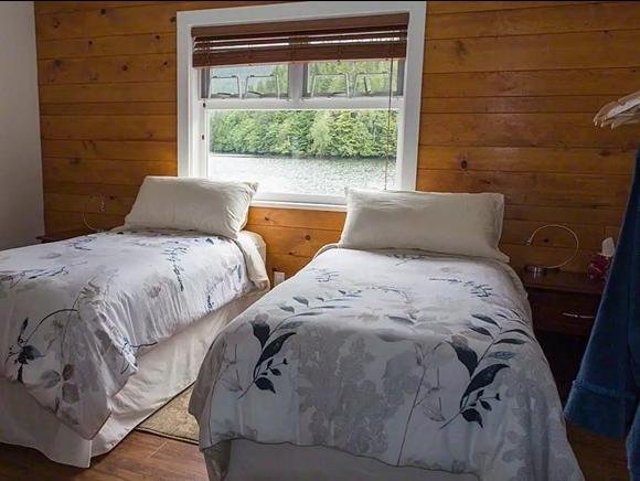 Er worden tours van 3 en van 6 nachten aangeboden en alles is bij de prijs inbegrepen. Dus inclusief watervliegtuig transfers vanaf Port Hardy, overnachtingen, maaltijden en alle excursies. Op zoek naar een unieke, kleinschalige wildernis lodge? Denk dan eens aan ‘The Great Bear Lodge’.