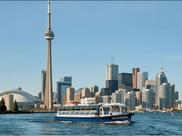 Oost-Canada Het oosten kenmerkt zich met name door pittoreske oude dorpjes, prachtige kleurende bossen en een paar mooie steden, zoals bijvoorbeeld het meer dan 400 jaar oude Quebec City, in de gelijknamige provincie <b><a href="https://www.gocanada.nl/over-canada/provincies/quebec">Quebec</a></b>. Meer naar de kust wordt het een stuk meer maritiem met mooie routes langs de kust, vuurtorens en oude plaatsjes waar je heerlijk kreeft of oesters eet met de lokale bevolking. Hoogtepunten zijn de Niagara watervallen, de beluga walvissen in Tadoussac en Cape Breton National Park in <b><a href="https://www.gocanada.nl/over-canada/provincies/nova-scotia">Nova Scotia</a></b>. Met name als je een route zou rijden van Toronto naar Halifax kun je al deze ´hotspots´ in één reis aandoen.