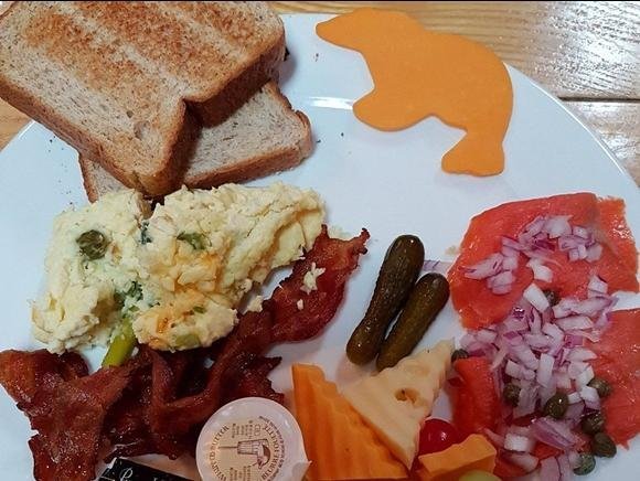 Restaurant Lazy Bear Cafe is niet zomaar een restaurant; het is een culinaire reis door lokale tradities en inheemse smaken. Denk bijvoorbeeld aan ‘arctic char’ die gevangen wordt in de Hudson Bay, bizon uit Manitoba of stoofvlees van elk (een groot hert).
Niet alleen op culinair vlak, maar in de hele lodge ligt de nadruk op milieubewustzijn en wordt zoveel mogelijk gebruik gemaakt van lokale producten, zonne- en windenergie.