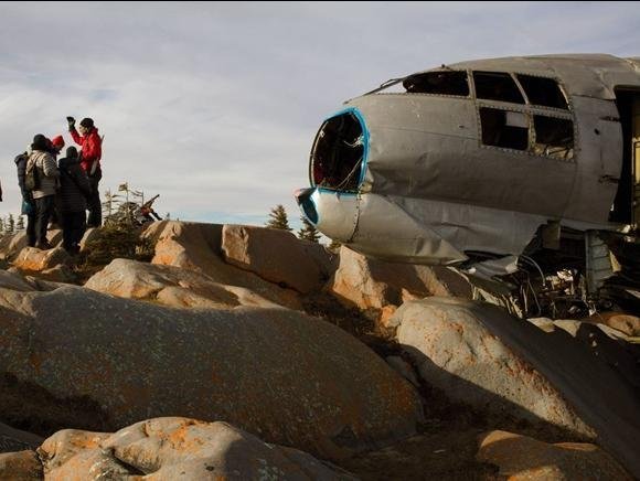 Naast de verschillende excursies om ijsberen en andere dieren te zien, wordt er ook een bezoek gebracht aan Churchill en de directe omgeving. Daar zie je onder andere het historische Cape Merry, de ‘Polar Bear Jail’ en het beroemde gecrashte vliegtuig. Afhankelijk van het jaargetij kun je kiezen uit verschillende soorten expedities van Lazy Bear Expeditions variërend van drie tot zeven dagen. Een retourvlucht van Winnipeg naar Churchill is daarbij altijd inbegrepen. Op verzoek is het ook mogelijk om heen of terug met de trein van VIA Rail te reizen tussen Churchill en Winnipeg. Op die manier ervaar je de uitgestrektheid van het landschap.
Vraag ons naar de data en mogelijkheden.