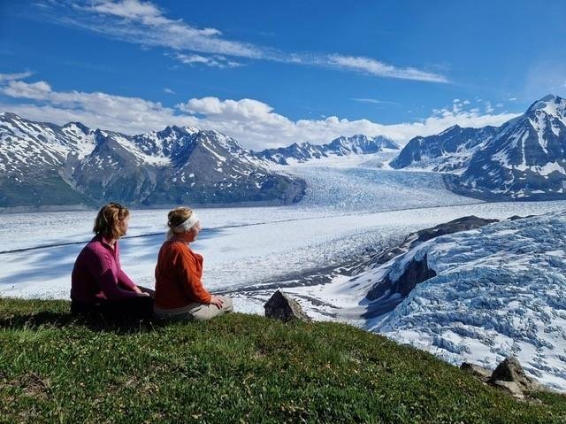 <i> 1 april 2025</i>
Ruim dertig jaar geleden was ik samen met mijn reiszuster, ik heb ze in diverse categorieën, in Nieuw-Zeeland. Daar had ik een halve scharrel wonen die ik nog kende uit mijn Zwitserland tijd. Je weet wel, van dat sprookjeskasteel uit Winter Vol Liefde. Die halve scharrel werkte destijds als river raft instructeur op de wilde Inn. Maar hij was terug op z’n oude honk, in Queenstown. Al die outdoor types kennen elkaar. Dus die scharrel scharrelde voor zichzelf en die twee mooie blonde dames uit Nederland een gratis bungeejump bij elkaar. Gratis? Nou, dan spring je wel als backpackster-avant-la-lettre. Destijds was het de hoogste brug ter wereld, in Skippers Canyon, waar je vanaf kon springen aan een elastiekie. Honderd hele meters het diepe ravijn in.
Maar waarom begin ik hier nou over? Mijn ervaring tot nu toe: als je eenmaal jezelf overwonnen hebt om in ‘het grote niks’ een zwembadduik te nemen, dan kun je (bijna) alles. En is in een helikopter stappen een walk in the park. A piece of cake. Kortom, een eitje. En leuk dat het is!!!
Mijn helikopter-ontmaagding gebeurde boven de Niagara Falls met de Verkering en onze tweelingdochters. Je stapt in, je wiebelt omhoog, slaakt een ‘óh-áh-jémig-en-gááf-wat-leuk’ en binnen 10 minuten sta je weer met beide benen, doch wiebelig op de grond. De keer daarna helikopterde ik in een groot damesgezelschap, want studiereis, boven het tropisch blauwe water van het Great Barrier Reef. Tegenwoordig is Heart Reef zeer geliefd bij al die malle influencers maar die moesten toen nog geboren worden bij wijze van spreken. Jaja, en toen gingen we een jaar of zeven geleden met GoCanada op studiereis naar Toronto. Dus wederom de lucht in boven de Niagara Falls. Extra pluspunt was toen dat we de bevroren Falls, sprookjesachtig mooi in de winter, van diverse kleuren mochten voorzien. Dat geeft je een powergevoel: ‘We rule the Falls!’
De helikoptertour bij Cline River, dat ligt zo ongeveer aan de Icefields Parkway tussen Banff en Jasper staat nog op de verlanglijst. Je wiebelt dan 10 minuten omhoog de bergen in, gaat onder begeleiding van de piloot een uurtje wandelen en dan vliegt hij je weer terug. Leuke trip hoor, die wij met regelmaat voor de GoCanada-klanten reserveren.