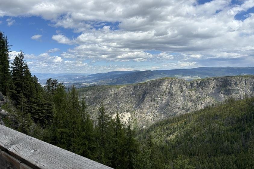 Je kunt fietsen huren voor een halve dag, maar je kunt ook de fietstocht onder begeleiding van een gids maken. In dat geval wordt je opgehaald bij je hotel of camping in Kelowna.
In de omgeving van Kelowna zijn er verschillende wijngaarden te vinden. Wil je lekker wijn proeven, maar niet zelf rijden? Boek dan de ‘wine + bike tour’. Je wordt dan opgehaald bij je hotel en maakt ’s ochtends eerst de fietstocht over de Myra Canyon Trail onder leiding van een gids en wordt dan ’s middags rondgereden langs verschillende wijngaarden. Zo kun je lekker proeven en wordt je aan het eind van de dag weer naar je hotel of camping gebracht.