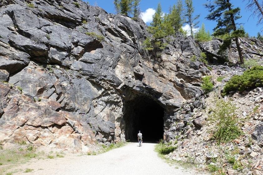 Je kunt fietsen huren voor een halve dag, maar je kunt ook de fietstocht onder begeleiding van een gids maken. In dat geval wordt je opgehaald bij je hotel of camping in Kelowna.
In de omgeving van Kelowna zijn er verschillende wijngaarden te vinden. Wil je lekker wijn proeven, maar niet zelf rijden? Boek dan de ‘wine + bike tour’. Je wordt dan opgehaald bij je hotel en maakt ’s ochtends eerst de fietstocht over de Myra Canyon Trail onder leiding van een gids en wordt dan ’s middags rondgereden langs verschillende wijngaarden. Zo kun je lekker proeven en wordt je aan het eind van de dag weer naar je hotel of camping gebracht.