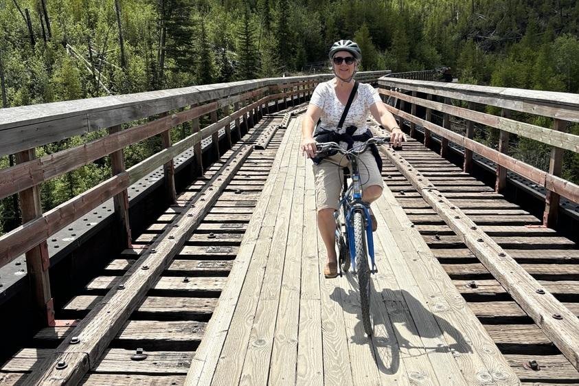 Fietsen is iets wat wij Nederlanders graag doen en het is meteen een leuke manier om een gebied te verkennen. De Myra Canyon Trail even buiten Kelowna is onderdeel van de Kettle Valley Railway. Ooit reden hier treinen, maar tegenwoordig wordt dit traject gebruikt voor wandelingen en fietstochten. Doordat het terrein redelijk vlak is, kun je hier prima fietsen. Je fietst over 18 trestles (zogenaamde schraagbruggen) en door twee tunnels. Het traject is 12 kilometer lang en voorzien van uitkijkpunten en zelfs toiletten. Je rijdt terug over dezelfde weg, dus je kan op elk moment omkeren.