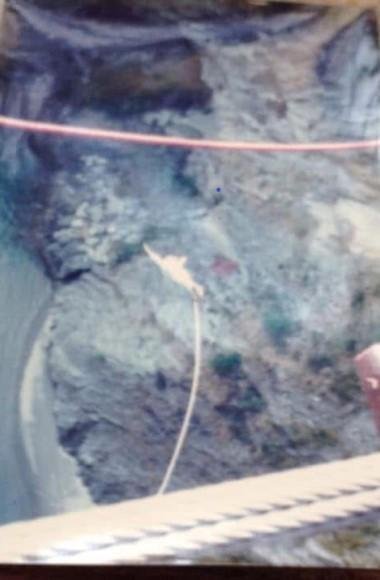 De allereerste keer dat ik vloog was ik al 28 jaren jong. Dat was in een 2 motorig vliegtuigje boven de Bernina bergen in Zwitserland. De 2e keer vliegen in een &lsquo;echt&rsquo; vliegtuig naar Bermuda. Want ik ging met een Duitse vriendin werken in een Oostenrijkse biergarten in dirndl. Echt? Ja echt.
Met mijn zus Erica bezochten we 35 jaar geleden Indonesie, familie in Australie en Nieuw-Zeeland. We hebben ons van een brug af laten storten aan een elastiekje in Skippers Canyon op het Zuidereiland van Nieuw Zeeland. Het was gratis voor ons want geregeld door zo&rsquo;n stoere riverrafter die daar vandaan kwam. Nou dan spring je wel&hellip;De laatste 6 weken van die grote reis nog naar China. Rillend van de kou een hele dag in een gammele bus waarvan de ramen niet dicht konden, 3 nachten in de trein van Peking naar Hongkong. Te voet door de Tiger Leap Gorge die eigenlijk niet voor buitenlanders toegankelijk was. Dat alles zonder internet want dat bestond 35 jaar geleden nog niet.
