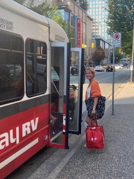 Na een heerlijke lunch op Granville Island zijn we lekker gaan wandelen naar <b>‘Kits’ Beach</b> voor een uurtje strand en een duik. Dit strand wordt met name bevolkt door de hipsters van de stad en er wordt dan ook druk geflaneerd en gevolleybald. Na een visje in de Boathouse hadden we voor CAD 15,- weer een Uber naar het hotel. Ja ja, ook Vancouver heeft Uber ontdekt en daar heeft de familie Aalbers dan ook veelvuldig gebruik van gemaakt.
<h2>Ons camperavontuur gaat van start</h2> De volgende ochtend stond de Fraserway shuttlebus om 9 uur sharp voor het hotel. Het verkeer zat mee zei de chauffeur en we arriveerden dan ook binnen drie kwartier op de verhuurlocatie van Fraserway in Delta, even ten zuiden van Vancouver. Na een warm welkom en een Canadese knuffel van baas Lineke werd de truck camper ons uitgelegd door de spontane Nederlandse werkstudente Liv. Nu kennen we de campers van Fraserway inmiddels wel een beetje, maar het is toch altijd weer fijn om verschillende knopjes even uitgelegd te krijgen.