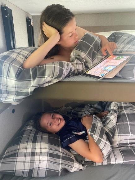 Onze keuze is gevallen op de TC-B truck camper. Niet alleen om zijn vierwiel aandrijving, wat ons ook de mogelijkheid geeft onverharde wegen te nemen, maar ook omdat onze dochters van 11 en 12 tijdens het rijden lekker bij ons voorin zitten. Slapen doen ze in het stapelbed in de slide out. De ruimere onderste plek is uit-onderhandeld met als inzet een paar slofslokken. Papa en mama slapen in het zeer ruime voorbed! 2 meter bij 1,50 m is voor camperbegrippen een zee aan ruimte. Gezien de lengte van ondergetekende niet geheel overbodig.
We hebben onze route redelijk uitgestippeld en de boekbare ferry’s gereserveerd om lang wachten te voorkomen. Ook een paar populaire campings hebben we vastgelegd. Onze reis begint met de ferry Horsehoe Bay – Langdale. Na de boodschappen in Sechelt verblijven we twee nachten op <b>Porpoise Bay Campround</b>. Vanwege de ligging aan het water is dit een van onze favoriete campings in Canada met mooie ruime plekken, grote bomen en landende watervliegtuigjes voor je neus. We zijn een paar jaar geleden eerder hier geweest en onze verloren vlieger hing nog steeds in de boom. Heerlijke plek om twee dagen aan de camper te wennen.