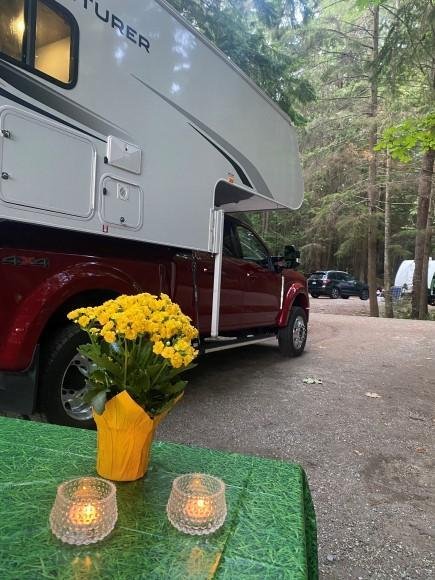 Onze keuze is gevallen op de TC-B truck camper. Niet alleen om zijn vierwiel aandrijving, wat ons ook de mogelijkheid geeft onverharde wegen te nemen, maar ook omdat onze dochters van 11 en 12 tijdens het rijden lekker bij ons voorin zitten. Slapen doen ze in het stapelbed in de slide out. De ruimere onderste plek is uit-onderhandeld met als inzet een paar slofslokken. Papa en mama slapen in het zeer ruime voorbed! 2 meter bij 1,50 m is voor camperbegrippen een zee aan ruimte. Gezien de lengte van ondergetekende niet geheel overbodig.
We hebben onze route redelijk uitgestippeld en de boekbare ferry’s gereserveerd om lang wachten te voorkomen. Ook een paar populaire campings hebben we vastgelegd. Onze reis begint met de ferry Horsehoe Bay – Langdale. Na de boodschappen in Sechelt verblijven we twee nachten op <b>Porpoise Bay Campround</b>. Vanwege de ligging aan het water is dit een van onze favoriete campings in Canada met mooie ruime plekken, grote bomen en landende watervliegtuigjes voor je neus. We zijn een paar jaar geleden eerder hier geweest en onze verloren vlieger hing nog steeds in de boom. Heerlijke plek om twee dagen aan de camper te wennen.