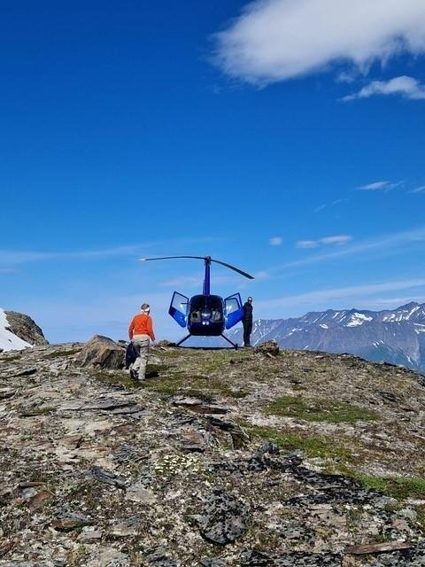 Maar mijn meest legendarische helikopter hoogtepunt was toch wel met Alaska Helicopter Tours boven de Knik Glacier in Alaska. Met diezelfde reiszus. Gemaakt na onze cruise met de Holland America Line. Deze tour was echt de kers op de taart. Het grote, stille niks. Maar toch dat serene windgesuis. Landen op de gletsjer en een klein stukje lopen. Uitkijken dat je niet in dat Colgate-blauwe water glijdt. Ik was zowaar onder de indruk. Dat ben ik inmiddels niet zo snel meer. Want heb al zoveel rare dingen gedaan op deze mooie wereld, zoals dus bungeejumpen, river raften (ik heb Verkering met een rafting guide), ziplinen, van een hoge berg afrennen aan een parachute, watervliegtuigjes, met een rubberen band door een donkere grot dobberen die verlicht wordt door gloeiwormen, bevallen van een tweeling, zonder internet reizen door China 33 jaar geleden.