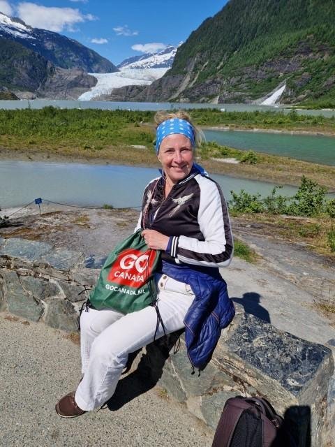 Maar mijn meest legendarische helikopter hoogtepunt was toch wel met Alaska Helicopter Tours boven de Knik Glacier in Alaska. Met diezelfde reiszus. Gemaakt na onze cruise met de Holland America Line. Deze tour was echt de kers op de taart. Het grote, stille niks. Maar toch dat serene windgesuis. Landen op de gletsjer en een klein stukje lopen. Uitkijken dat je niet in dat Colgate-blauwe water glijdt. Ik was zowaar onder de indruk. Dat ben ik inmiddels niet zo snel meer. Want heb al zoveel rare dingen gedaan op deze mooie wereld, zoals dus bungeejumpen, river raften (ik heb Verkering met een rafting guide), ziplinen, van een hoge berg afrennen aan een parachute, watervliegtuigjes, met een rubberen band door een donkere grot dobberen die verlicht wordt door gloeiwormen, bevallen van een tweeling, zonder internet reizen door China 33 jaar geleden.
