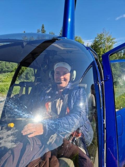 Maar mijn meest legendarische helikopter hoogtepunt was toch wel met Alaska Helicopter Tours boven de Knik Glacier in Alaska. Met diezelfde reiszus. Gemaakt na onze cruise met de Holland America Line. Deze tour was echt de kers op de taart. Het grote, stille niks. Maar toch dat serene windgesuis. Landen op de gletsjer en een klein stukje lopen. Uitkijken dat je niet in dat Colgate-blauwe water glijdt. Ik was zowaar onder de indruk. Dat ben ik inmiddels niet zo snel meer. Want heb al zoveel rare dingen gedaan op deze mooie wereld, zoals dus bungeejumpen, river raften (ik heb Verkering met een rafting guide), ziplinen, van een hoge berg afrennen aan een parachute, watervliegtuigjes, met een rubberen band door een donkere grot dobberen die verlicht wordt door gloeiwormen, bevallen van een tweeling, zonder internet reizen door China 33 jaar geleden.