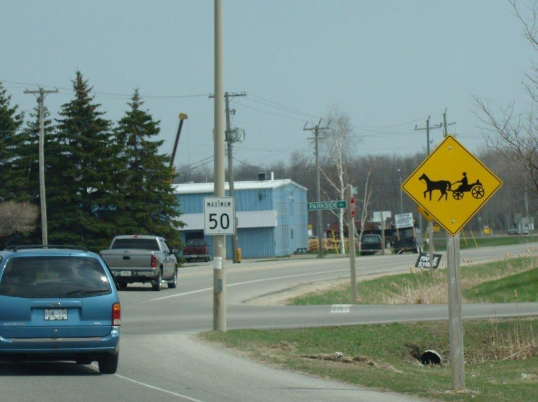 Ontario Dit is een beetje een ‘ondergeschoven’ provincie en verdient eigenlijk meer aandacht. Want er is ontzettend veel te doen: ‘Old meets New’; Mennonieten rijden nog in paardenkoetsjes (Er is zelfs een verkeersbord voor!) op een stukje gravelroad naast de geasfalteerde weg versus helikoptervluchten boven de wereldse kermis van Niagara Falls. En dan lunchen in het schattige Niagara-on-the-Lake. Op reis met de jonge jeugd? Kijk naar de schepen die door het Welland Canal varen of ga zelf met ze varen in een kano in het Algonquin Provincial Park, bezoek hoofdstad Ottawa. Ontario…? Daar kunt u met gemak 2 weken rondrijden en u hebt een zeer afwisselende reis achter de rug! Of wat denkt u van meren en Manitoulin Island, waar de invloeden van de first nations nog zichtbaar zijn?
PS: Ga tijdens een bezoek aan de CN Tower in Toronto eten in het ronddraaiend restaurant tijdens zonsondergang. Wel van te voren uw tafeltje aan het raam reserveren.
<a href=" https://www.gocanada.nl/over-canada/provincies/ontario">Lees hier meer informatie.</a>